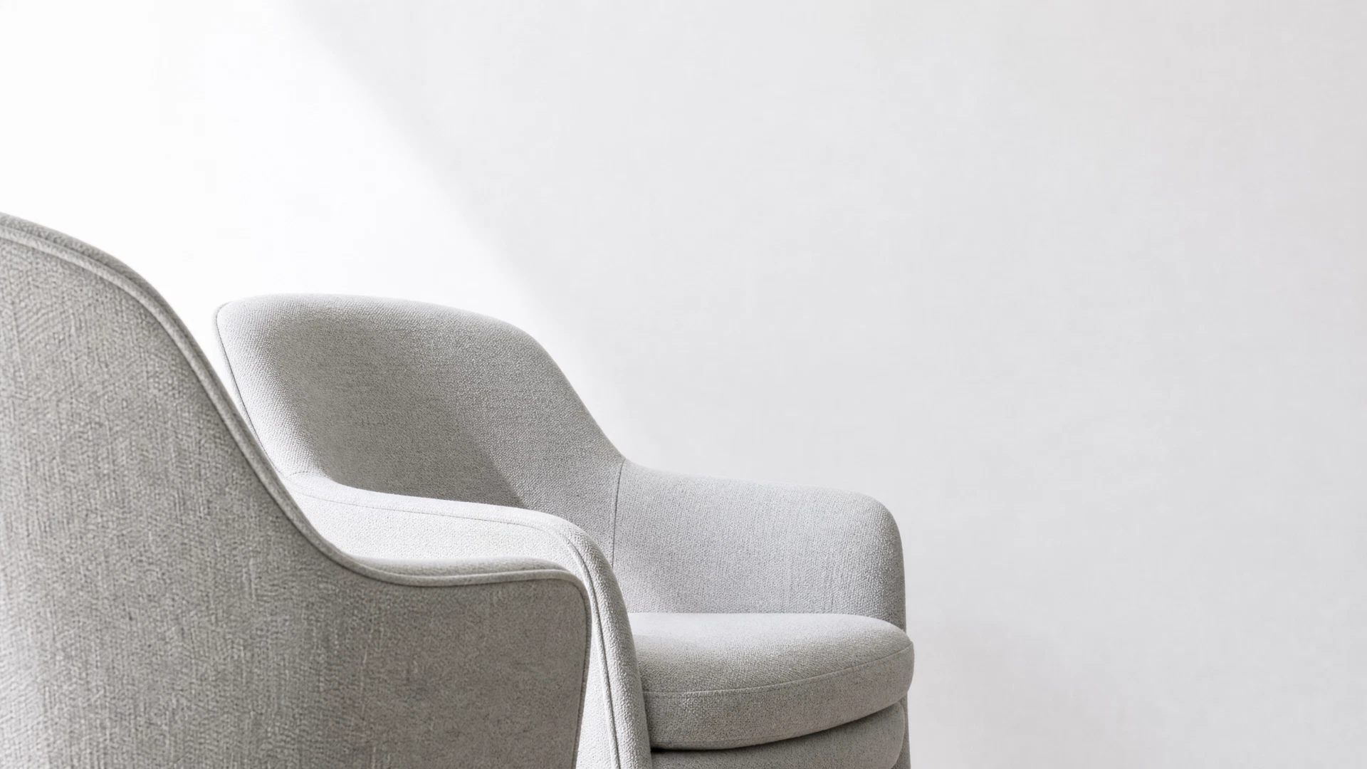 Twee stoelen tegenover elkaar in een lichte ruimte